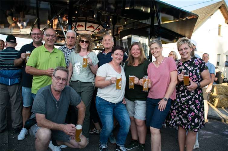 Organisatoren des Kirschbaumfest und Teile des Gemeinderats, (v.l.): Stephan Matthias, Wolfgang Schneider, Karl-Theo Schmitz, Simone Schneider, Uli Nonn, Silke van Elkan, Sarah Dietz, Verena Scharrenbach und Nadine Monschauer.  Foto: POE