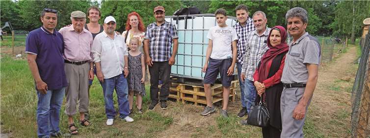 Organisatoren und Helfer mit dem neuen Wassertank, der vom Krupp Verlag gespendet wurde. Foto: ROB