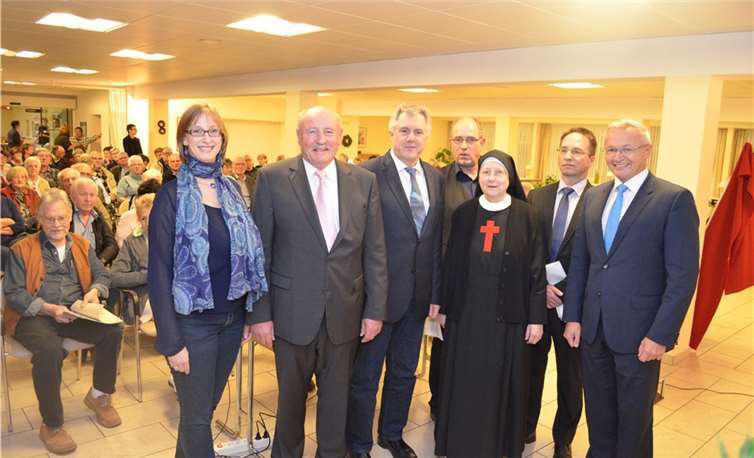 Organisatoren und Mitwirkende der Informationsveranstaltung: v.l. Dr. Melanie Schichl, Psychologin, Helmut Reith, Vorsitzender des Fördervereins, Dr. med. Dieter Pöhlau, Chefarzt, Psychiatriekoordinator Dr. Ulrich Kettler, Oberin Schwester Gabriela, Peter Pfaffenberger, Kaufmännischer Direktor, und 1. Kreisbeigeordneter Achim Hallerbach.privat