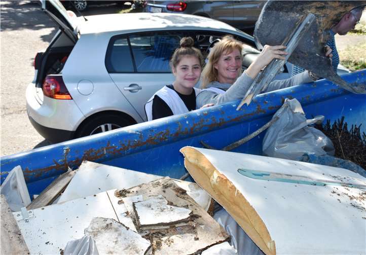 Organisatorin Jutta Heuser hier mit Tochter Vera freut sich dass viele Helfer den Müllcontainer füllten.