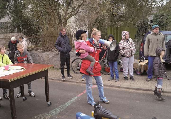 Organisatorin Ute-Marie Paul hatte die großen und kleinen Rennfahrer per Megaphon stets im Griff.