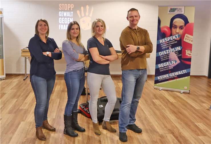 Organisiert und durchgeführt wurde der Workshop durch Julia Finn, Gleichstellungsbeauftragte der Verbandsgemeindeverwaltung Wirges (li.), ihre Vertreterin Selina Döhring (2.v.li.), die Referentin Franziska Goeth (2.v.re.) und den Referenten Jan Meurer (re.). Foto: Annette Brach/VG Wirges