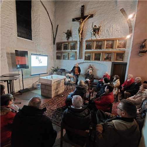 Organisiert von der „Mauritius-Runde“ und Mitgliedern der Kolpingsfamilie fanden sich nach der Sonntagabendmesse rund 30 Personen ein, um unter fachkundiger Führung die wichtigsten Sehenswürdigkeiten des über 800 Jahre alten Gotteshauses zu besichtigen. Fotos: privat