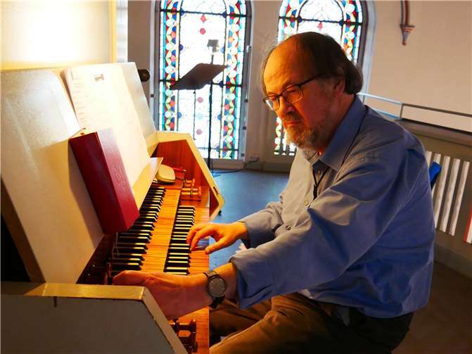 Organist Bardo Becker betörte mit fliegenden Fingern an der Orgel.