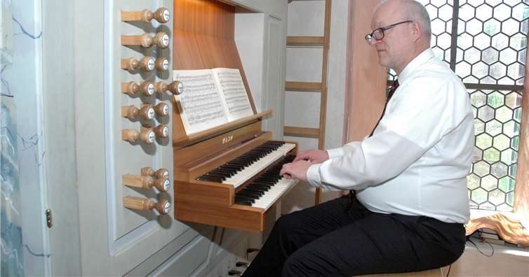 Organist Karl-Ludwig Forg an der Mayer Orgel. privat