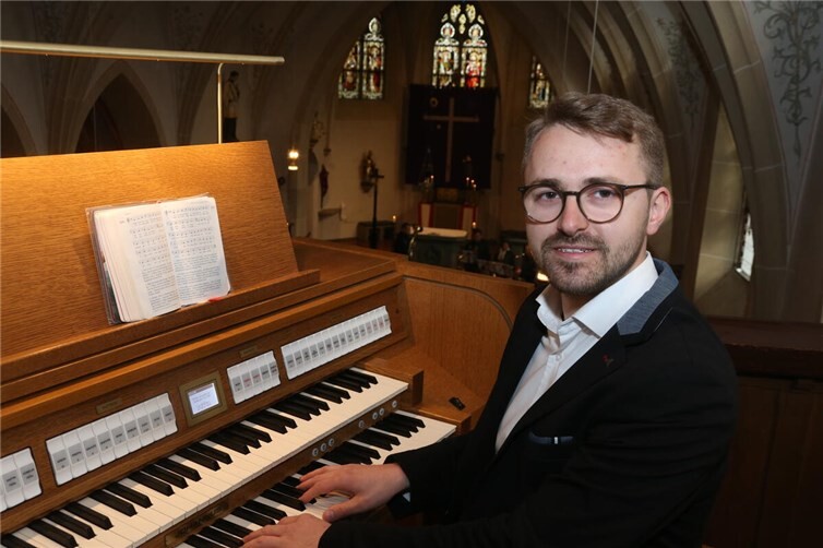 Organist Markus Busch an der neuen Orgel in der Kirche St. Valerius Baar-Wanderath,