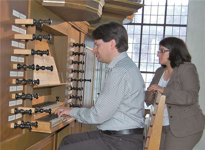 Organist Sven Scheuren, assistier von seiner Ehefrau Carmen Scheuren, musizierte in St. Marien zur „Geistlichen Abendmusik.“ FA
