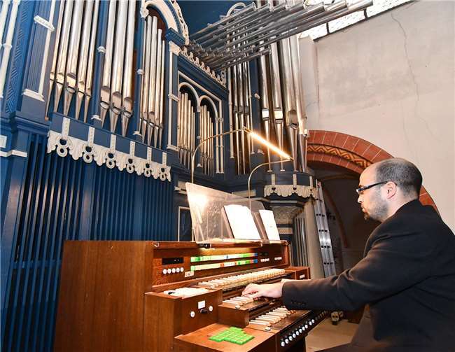 Organist Theofanis Gonzalez Palenzuela.