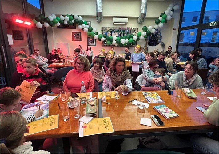 Orgateam und Kinder feiern gelungene Sternsingeraktion.