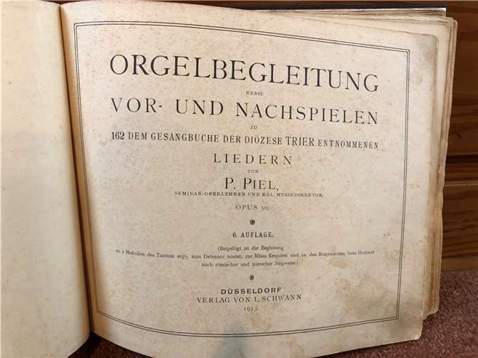 Orgelbuch wird übergeben Orgelbücher dienen dazu, eine Begleitung der Gesänge zu ermöglichen.