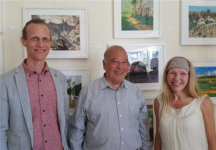 Orient – Okzident: (V.li.n.re.) Nils Kercher, Dr. Abdel El-Ghannam und Kira Kaipainen freuten sich über die gut besuchte Vernissage. Gemeinde Wachtberg/mf