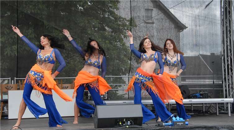 Orientalischen Flair verbreitete diese Tanzgruppe bei ihrem Auftritt am Sonntagnachmittag. Foto: KER