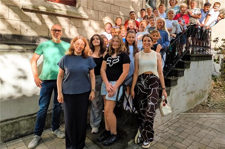 Orientierungsstufenleiter Matthias Weiske (vorne links), Schulleiterin Dr. Sylvia Weiler (2. v. li.) und Klassenleiterin Chiara Leick (vorne rechts) mit Schülerinnen und Schülern der Klassenstufe 5