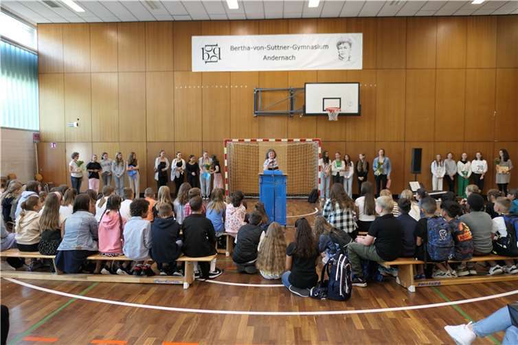 Orientierungsstufenleiterin Andrea Seibert begrüßt die neuen Fünfer am BvSG.  Foto: Barbara Klaiber