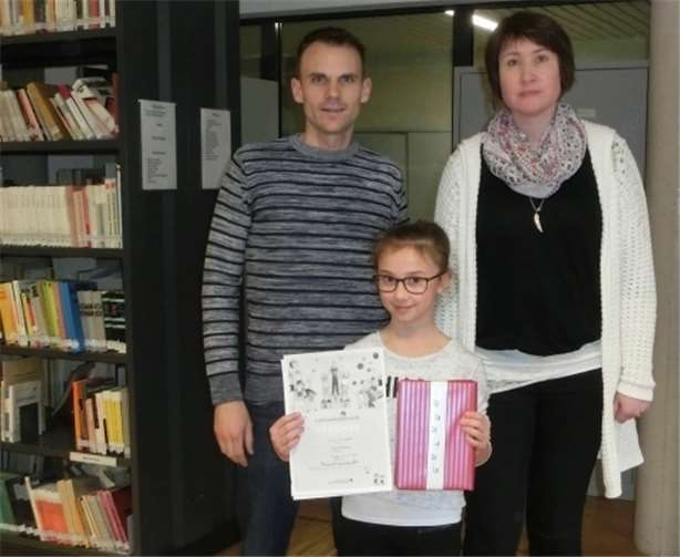 Orientierungsstufenleiterin Rebecca Reuter und Fachkonferenzleiter Michael Brauns gratulieren der Schulsiegerin Emma Daudrich. privat