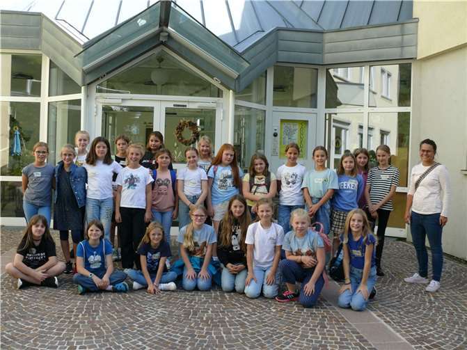 Orientierungsstufenleitung Miriam Hasselwander mit ihrer Klasse 5c vor der Sonnenau.  Foto: SMS