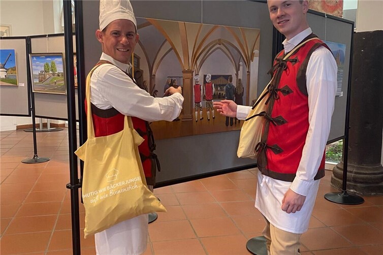 Original-Bäckerjungen vor dem Werk von Künstler Viktor Neufeld