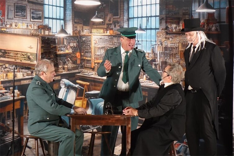 Originale treffen auf die Amtsgewalt, und aus dem täglichen Tratsch wird pures Theatervergnügen.