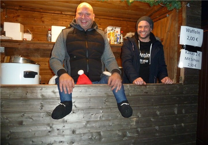 Originelle Bedienung auf dem Weihnachtsmarkt .