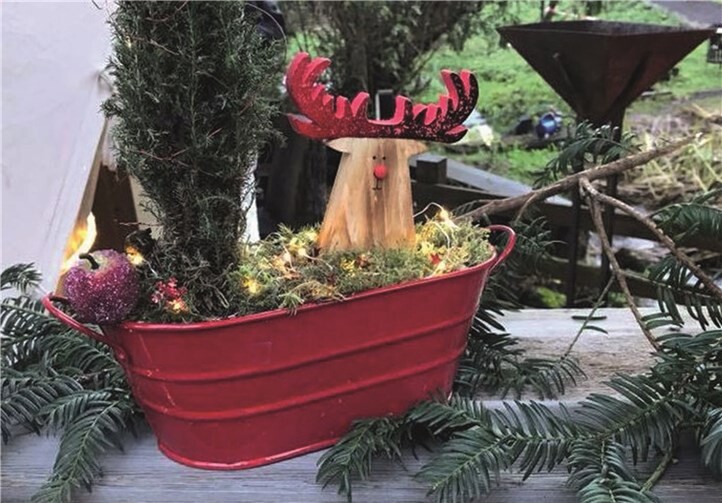 Originelle Holzarbeiten stießen auf großes Interesse der Besucher.