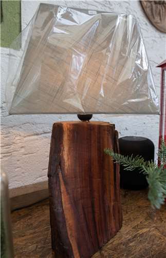 Originelle Idee: Tischlampen mit Fuß aus Scheitholz.