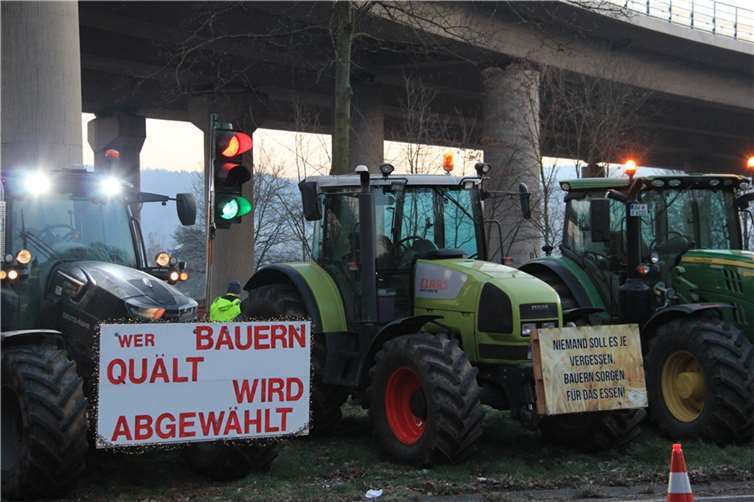 Originelle Installastion: eine Ampel auf einem Frontlader.  Fotos: GS