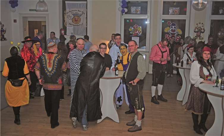 Originelle Kostüme, junge und alte Jecken trugen zum Gelingen der Mondschein-Party bei. RÜ