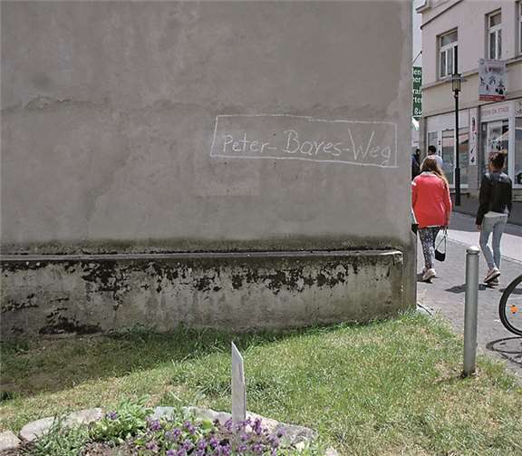 Origineller Namensvorschlag in Kreide: Peter-Bares-Weg als Wandaufschrift.BL