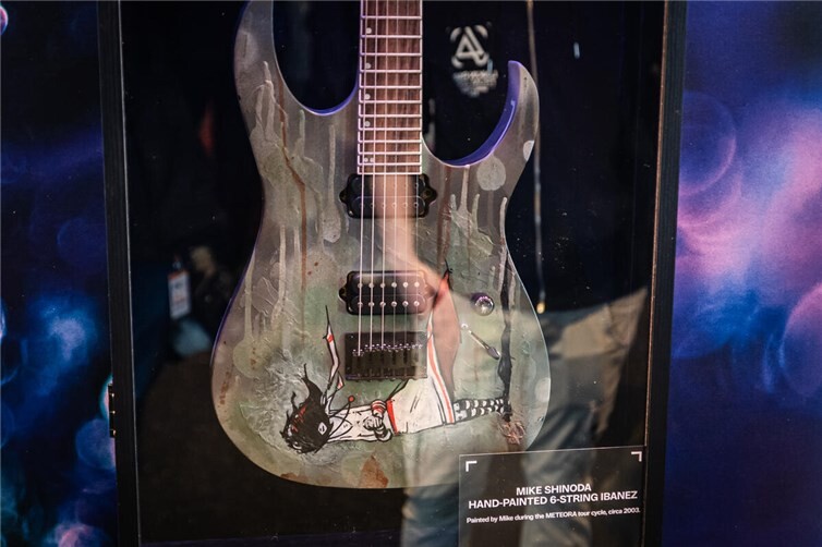 Orignale Linkin Park-Klampfe - die gibt es nur in der besonderen Ausstellung! Foto: Axel Live Pictures 