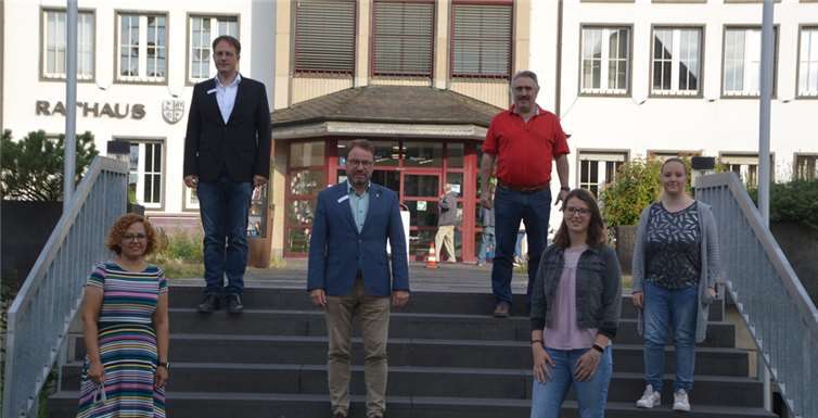 Orkia Monzavi, Christoph Buttner, Oberbürgermeister Wolfgang Treis, Ralf Dietz, Anna-Louise Lambrich und Nadine Seitz. Fotos: Jacqueline Blang/Stadt Mayen