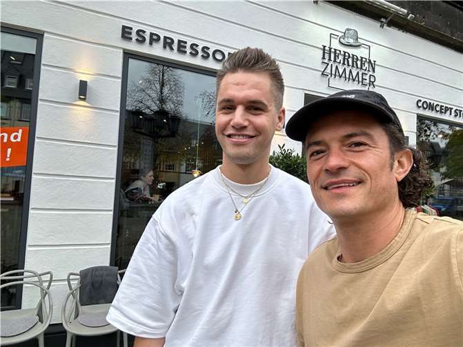 Orlando Bloom fand auch im Herrenzimmer ein paar Kleidungsstücke.