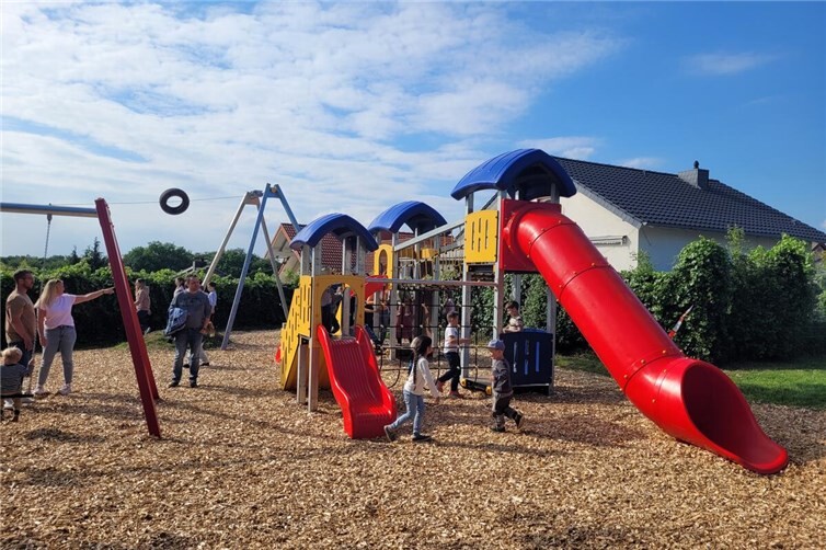 Orsberger Elterninitiative schafft mit dem neu gestalteten Spielplatz ein Kleinod für Orsberg und die ganze Region.