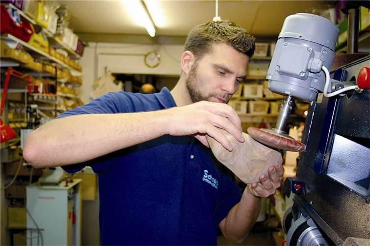 Orthopädie-Schuhtechnikermeister Hermann Geister an der Schleifmaschine.