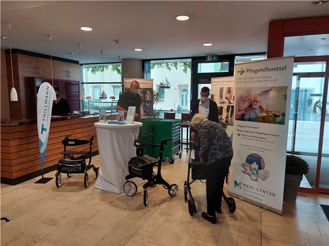 Orthopädietechniker des benachbarten Sanitätshauses Thillmann boten an zwei Vormittagen einen Mobilitäts-Checkup für Rollatoren, Rollstühle und E-Mobile an.Foto: privat