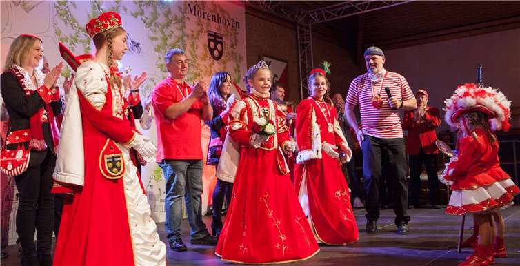 Ortsausschuss-Vorsitzender Norbert Sauren nahm dieProklamation des Morenhovener Mädchen-Dreigestirns vor.