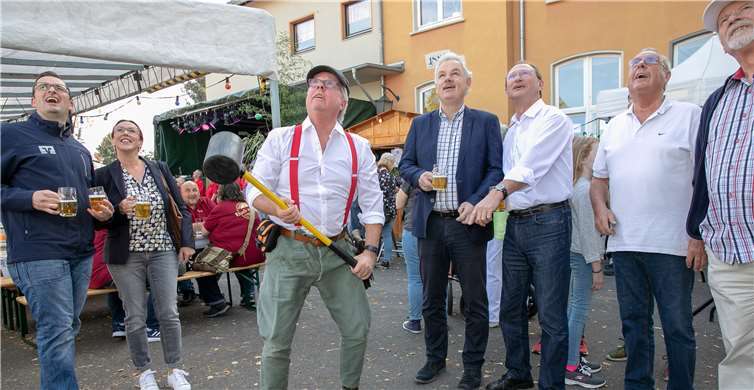 Ortsausschuss-Vorsitzender Peter Eich zeigte bei der Eröffnung desOberdreeser Herbstmarktes, dass er durchaus in der Lage ist, den Lukas zu hauen.