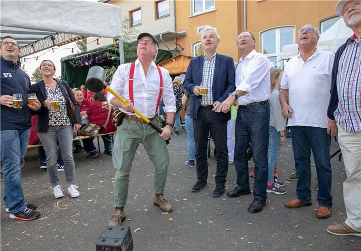 Ortsausschuss-Vorsitzender Peter Eich zeigte bei der Eröffnung des Oberdreeser Herbstmarktes, dass er durchaus in der Lage ist, den Lukas zu hauen.