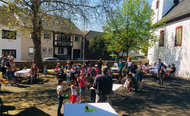 Ortsausschussvorsitzender Holger Kloß erklärt die Spielregeln.