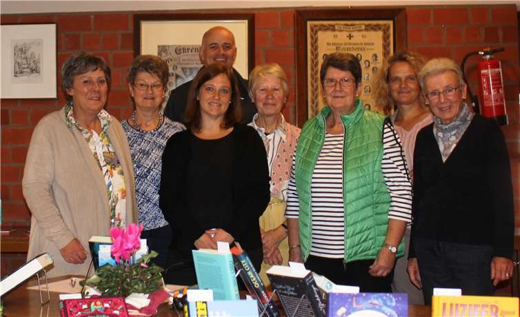 Ortsausschussvorsitzender Norbert Sauren dankt dem Büchereiteam für die Arbeit für das Dorf.privat