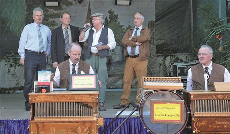 Ortsausschussvorsitzender Peter Eich eröffnete den Herbstmarkt mit Bürgermeister Stefan Raetz (v.l.), Ortsvorsteher Kurt Brozio und Hans-Josef Assenmacher, Raiffeisenbank Rheinbach Voreifel. STEIN