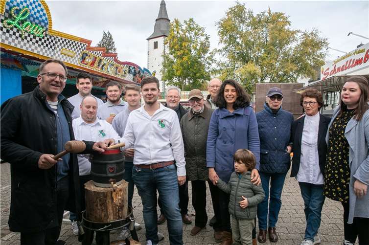 Ortsausschussvorsitzender Tobias Teichner (links) eröffnete die Kirmes in Villip traditionell mit dem Fassanstich, assistiert von den Junggesellen und zahlreichen Honoratioren. Fotos: JOST