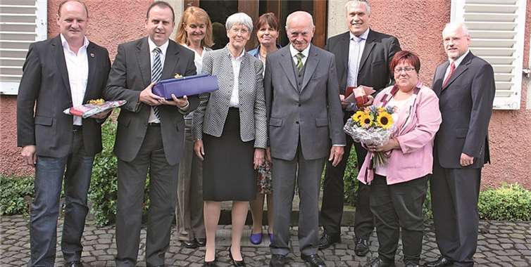 Ortsbeigeordneter Alfred Gail, Bürgermeister Johannes Bell, Ortsbürgermeister Walter Schneider, Ortsbeigeordnete Monika Esser und Pfarrer Horst Küllmer (v.li.) gratulierten Rosemarie und Manfred Rhodius zur Diamantenen Hochzeit. Die Töchter Vera und Beate waren auch dabei. WER