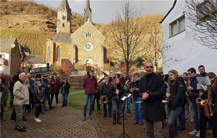 Ortsbeigeordneter Christian Wilkening bedankte sich beim Musikverein Löf für die ausgesprochen gute Darbietung schöner Weihnachtsmelodien als Einstimmung auf den heiligen Abend. privat