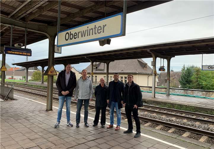 Ortsbesichtigung der CDU Oberwinter am Bahnhof (noch mit Bahnsteigdächern), Mitglieder des Ortsverbandes: von links nach rechts: Ingo Wessels, Andreas Köpping, Werner Jung, Faramarz Panjshiri, Niclas Schell. Foto: CDU-Ortsbeiratsfraktion Oberwinter