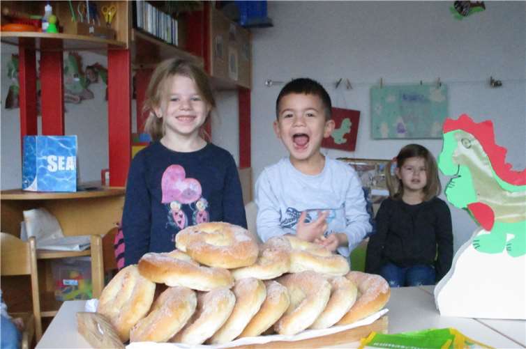 Ortsbügermeister Detleff Leersch hatte den Kita-Kindern die Martinsbrezeln vorbeigebracht. Foto: privat