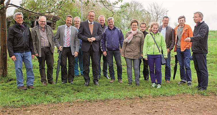 Ortsbürgermeister Achim Braasch (r.) erklärt den Ablauf der angelegten Blumenwiese. Hans-Werner Breithausen (3. v. l.), Bürgermeister der Verbandsgemeinde Rengsdorf, und und Landrat Rainer Kaul (5. v. l.) betonten die Bedeutung des Projekts. WT