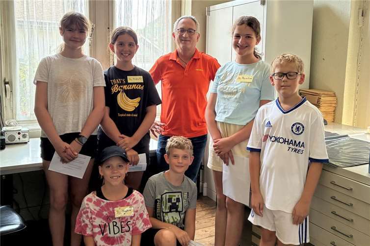 Kinder übernehmen die Durchsagen  Ortsbürgermeister Achim Reick mit einigen Kindern der Sommerferienaktion. Foto: privat