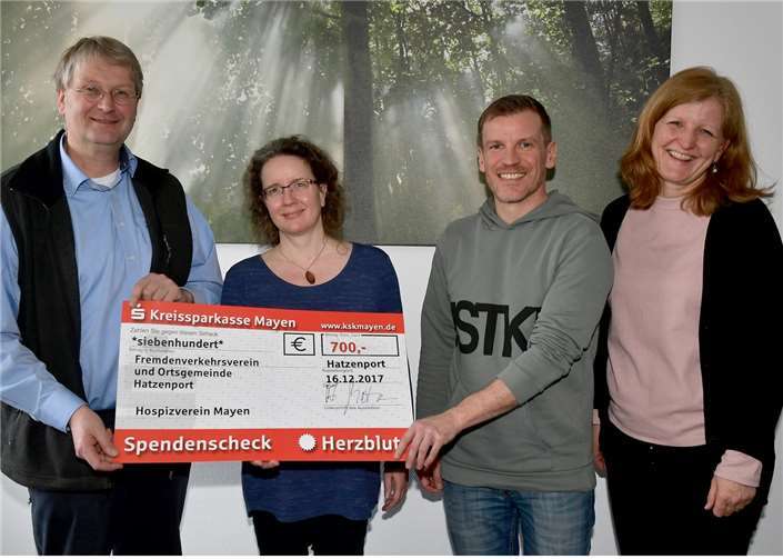 Ortsbürgermeister Albrecht Gietzen überreichte auch im Namen des Hatzenporter Fremdenverkehrs- und Heimatvereins einen Scheck über 700 Euro an Pfarrerin Metje Steinau, die stellvertretende Vorsitzende des Hospizvereins, und die Mitarbeiter Ursula Wolf und Guido Adams.privat