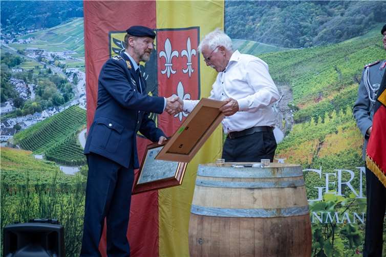 Bundeswehr und Dernau beschließen Patenschaft Ortsbürgermeister Alfred Sebastian und der stellvertretende Dienststellenleiter Oberstleutnant Jan Busse.