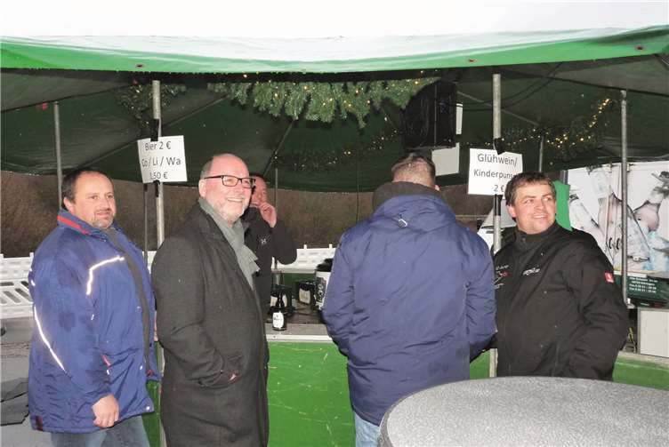 Ortsbürgermeister Andreas Doll (2. v. li.) ließ sich die gute Laune durch das schlechte Wetter nicht vermiesen. FRE